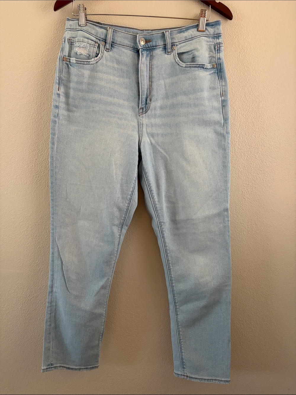 American Eagle light wash stretch distressed mom jean | size 10 regular